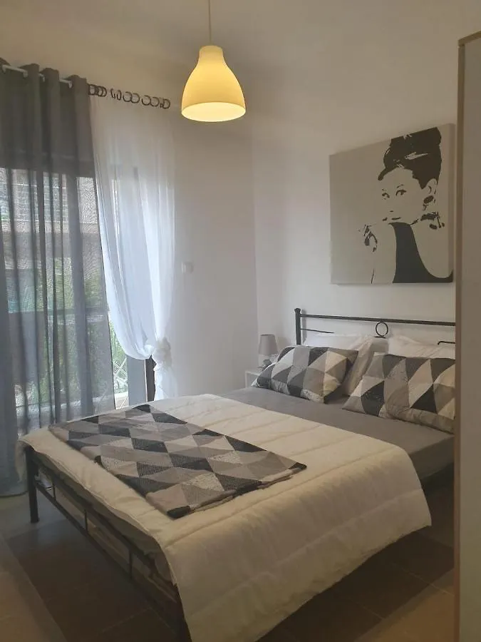 Lucas Lux Flogita Apartment 0*,